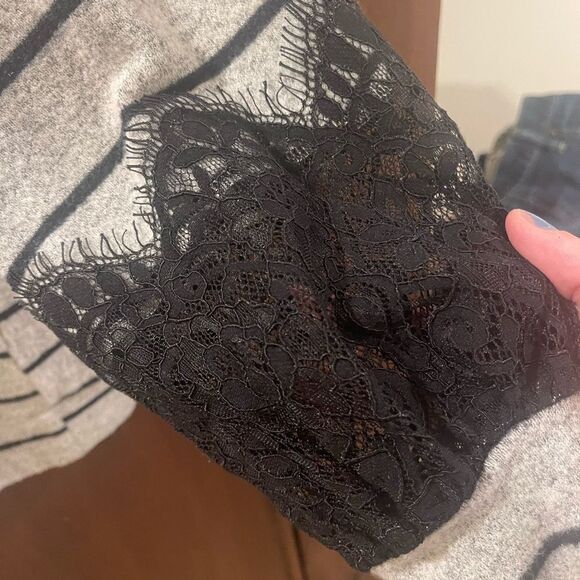 Knit pullover with lace sleeve detail - Picture 2 of 2